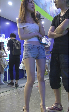 漂亮的牛仔热裤模特