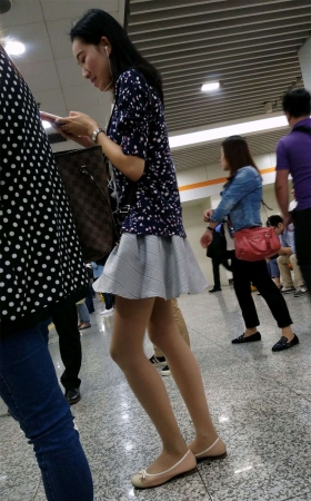 地铁站等车的肉色丝袜高挑身材连衣短裙美女