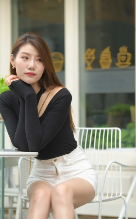 白色热裤大长腿美女 [25P]