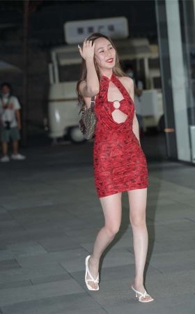 雪白肌肤红裙女郎
