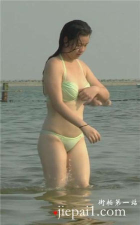 海边拍摄丰满白皙比基尼美少F [1.09 GB]