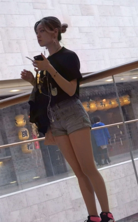 逛商场的超短热裤女
