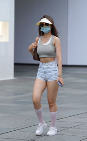 热裤美眉