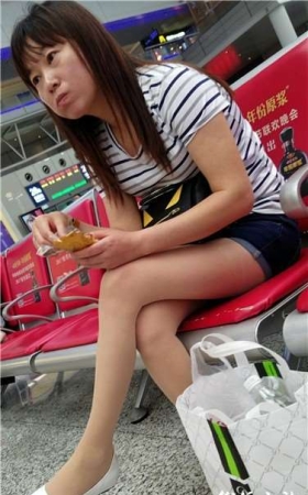 4k超清，高铁站候车室拍摄热裤丝袜气质熟女
