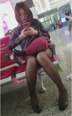 短发黑丝小姐姐