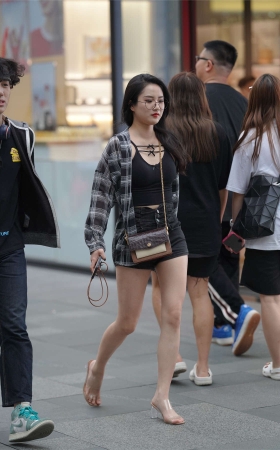 黑色热裤美腿凉高
