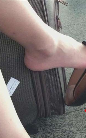 美足少妇晾脚，一双美足足矣。