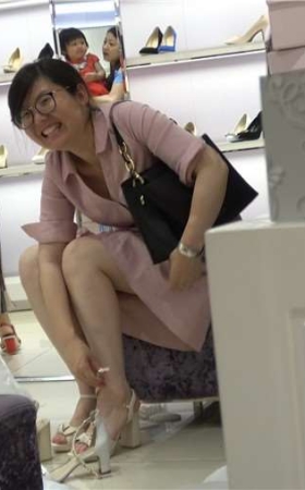 4k-粉裙美腿鞋柜试高跟街拍美女