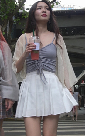白色百褶裙美女