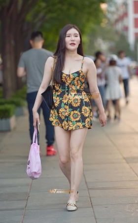 黄昏下的性感吊带女郎 [15P]