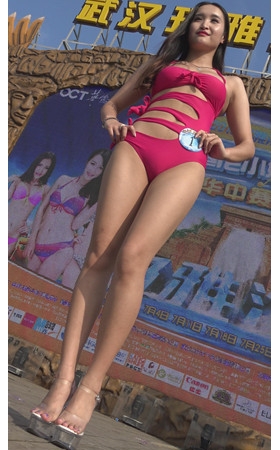 漂亮的红色比基尼长腿美女