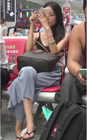 漂亮的吊带美女