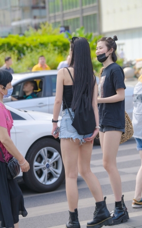 性感高腰热裤美眉
