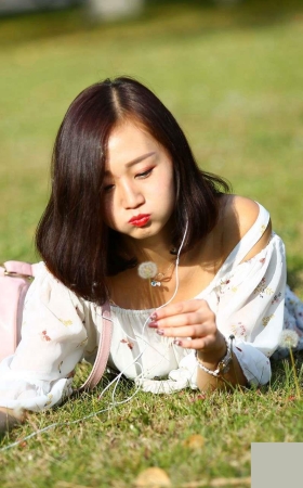 校园里爱玩蒲公英的美女3A2374[22.4M]