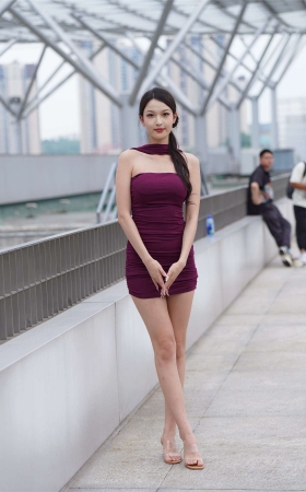 红色修身短裙