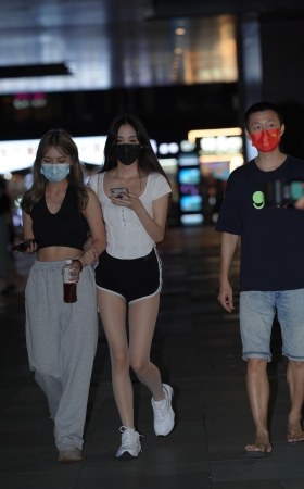 逛街热裤小妹