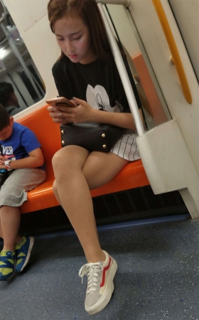 黑色米奇T恤肉丝运动鞋美女