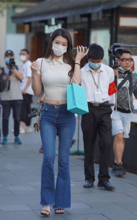 街拍牛仔裤长腿美女