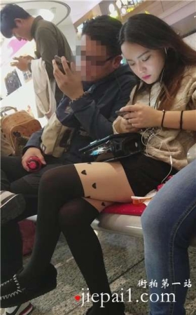 4k-车站候车室拍摄长腿黑丝美眉，个性丝袜颜值高。