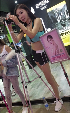在直播的长腿美女