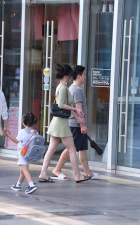 丰满的短裙美女