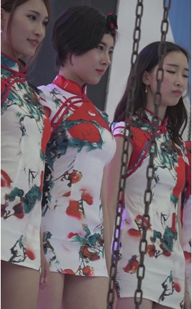 短发旗袍美女