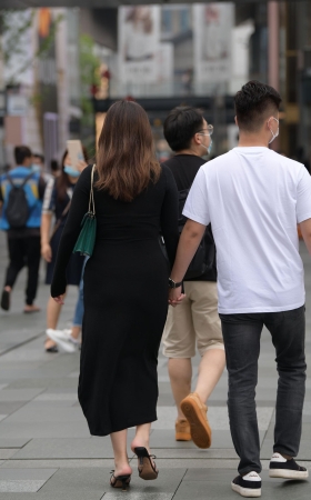 丰满的黑色长裙美女