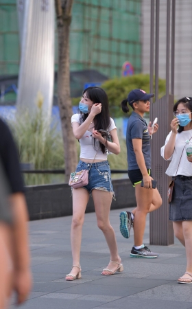 迷你热裤女孩