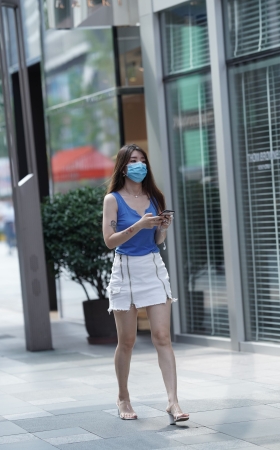白裙美眉
