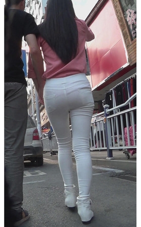 粉衣白裤紧身美女