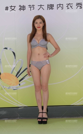 一模两套，自信的她~ [26P]