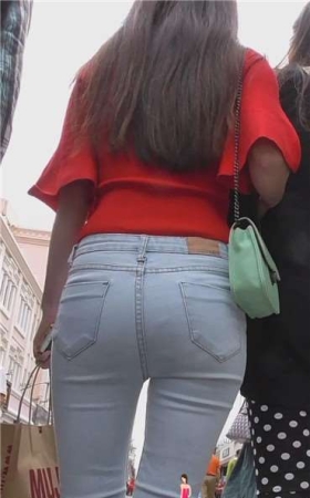 细腰圆臀紧身牛仔裤妹子，跟闺蜜挽着手走路扭啊扭。[262 MB]