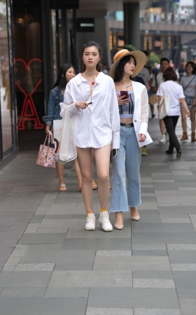 衬衫这样穿法，真诱人这大白腿
