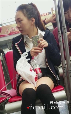 4k-高铁站候车室拍摄长筒黑丝袜超呆萌清新妹子