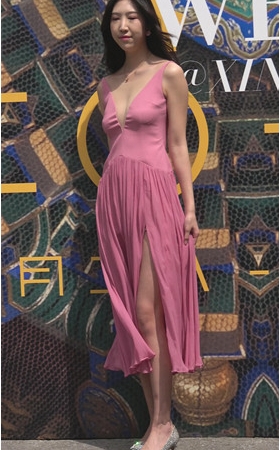 漂亮的V领礼服美女