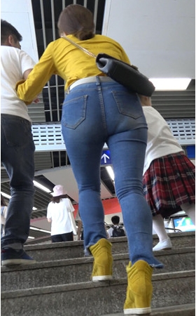 三组紧身牛仔裤美女