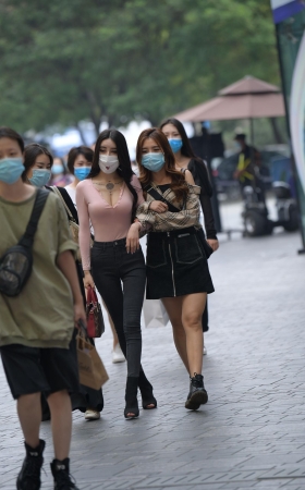 长腿紧牛小妹