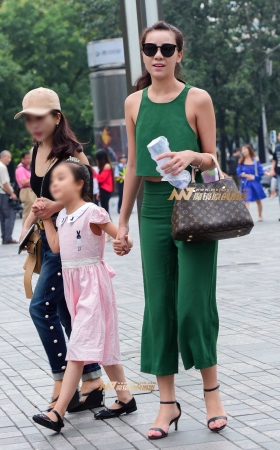 时尚靓丽的人妻少妇  蕾丝内痕若隐若现 [15P]