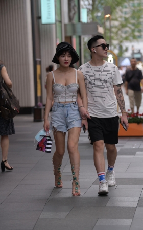 漂亮的吊带妹子