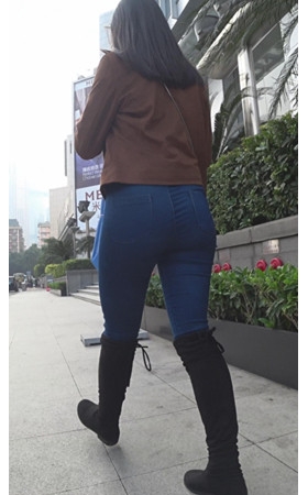 戴眼镜的丰腴牛仔美女