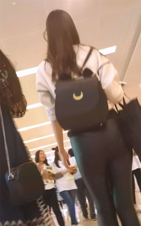 紧身皮裤翘臀美眉