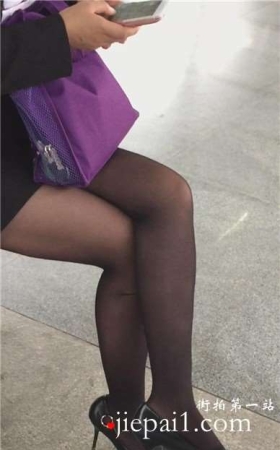 街拍黑丝美腿OL制服短发美女。