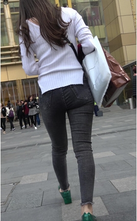 黑色牛仔裤美女