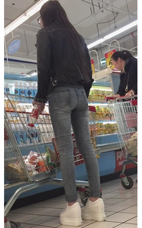 超市里的牛仔裤小妹