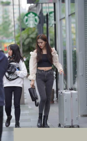 推着行李箱的黑牛美女3A8148[360M]