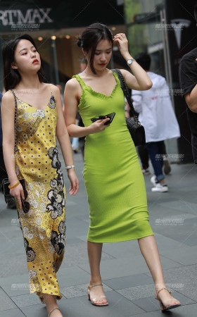 人群中养眼的长裙 [15P]
