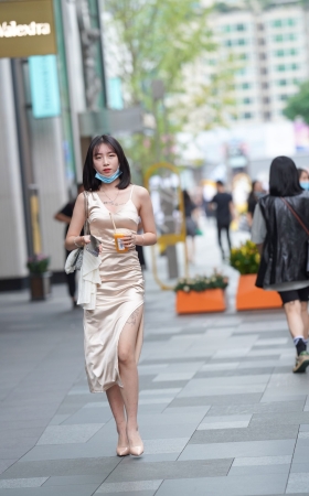 甜美身姿长裙美眉