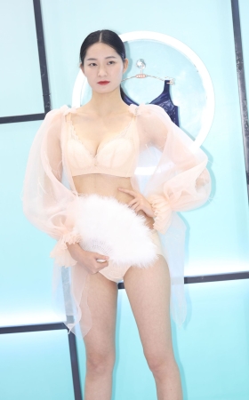 黑白长腿姐姐