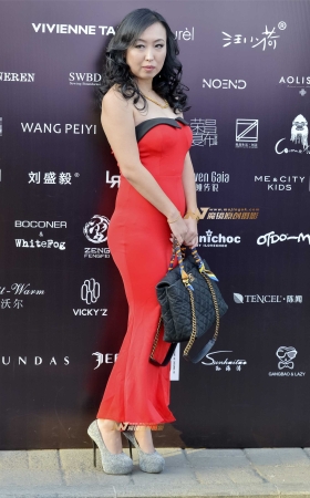 丰腴美女前凸后凹性感吸晴 [26P]