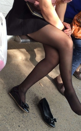 黑丝MM晾丝腿
